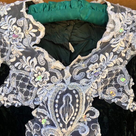 Girls Green Velvet Dress With White Lace & Pearl Accents Size 7 Elegant Design M - Picture 6 of 16